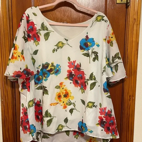 MILANO 🌸HOST PICK🌸 Floral Women’s Blouse Size 1X - Picture 2 of 4